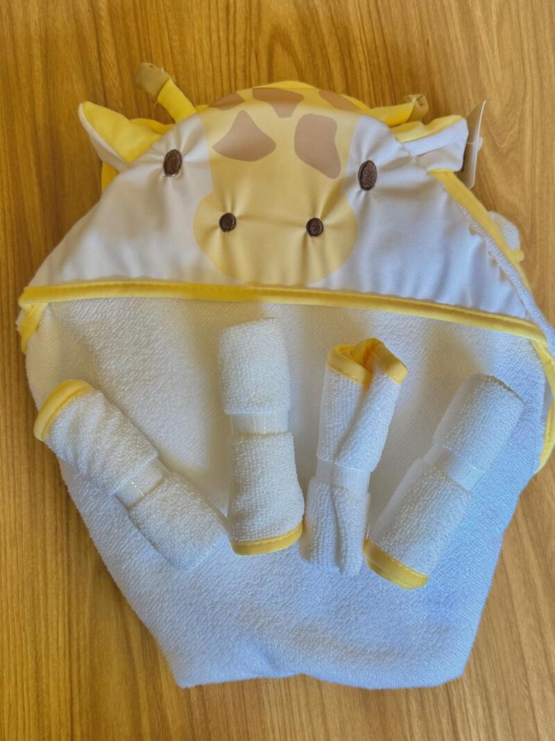 Kit Toalla blanca con capucha de carita jirafa + 6 babitas