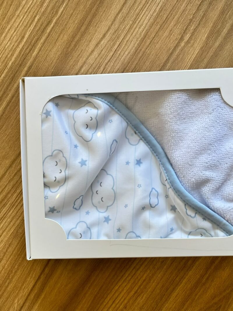 Toalla blanca con capucha de nubes y estrellas azules
