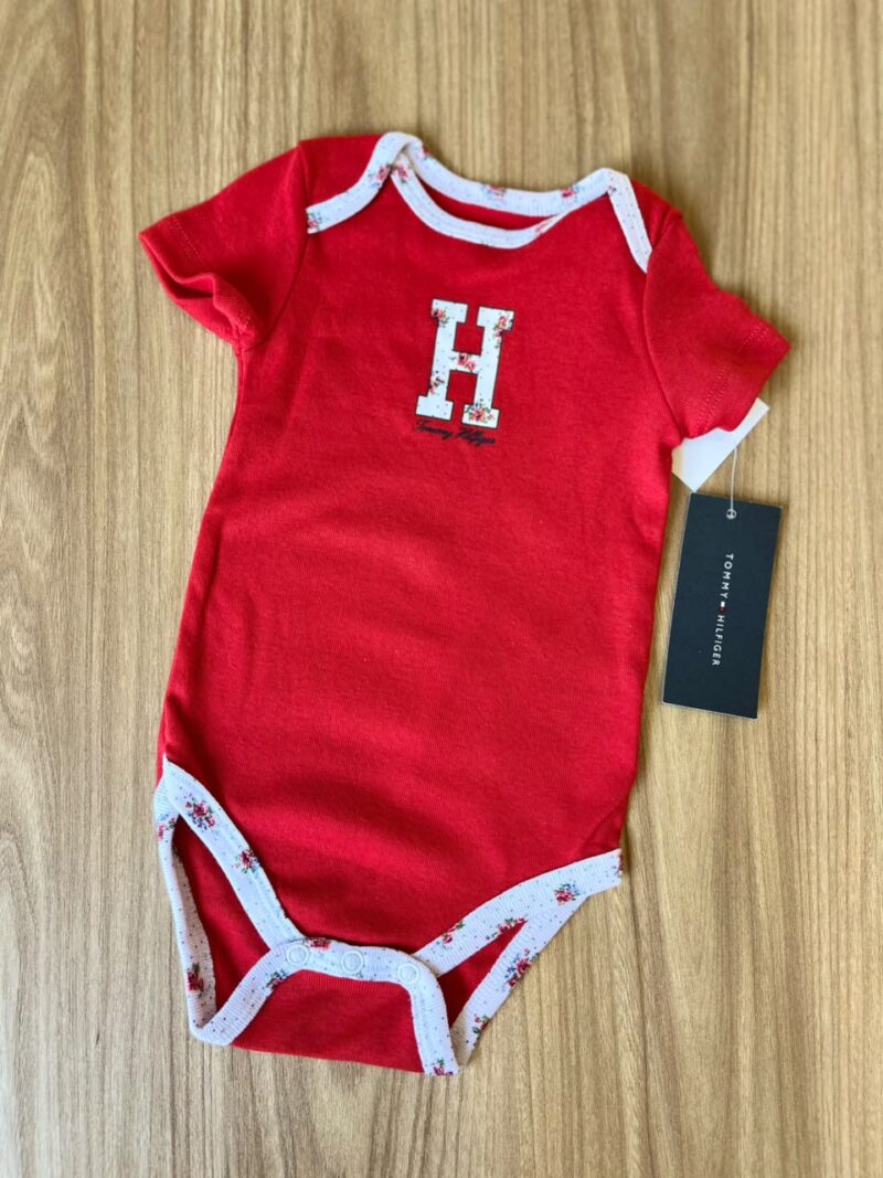 Body rojo letra H