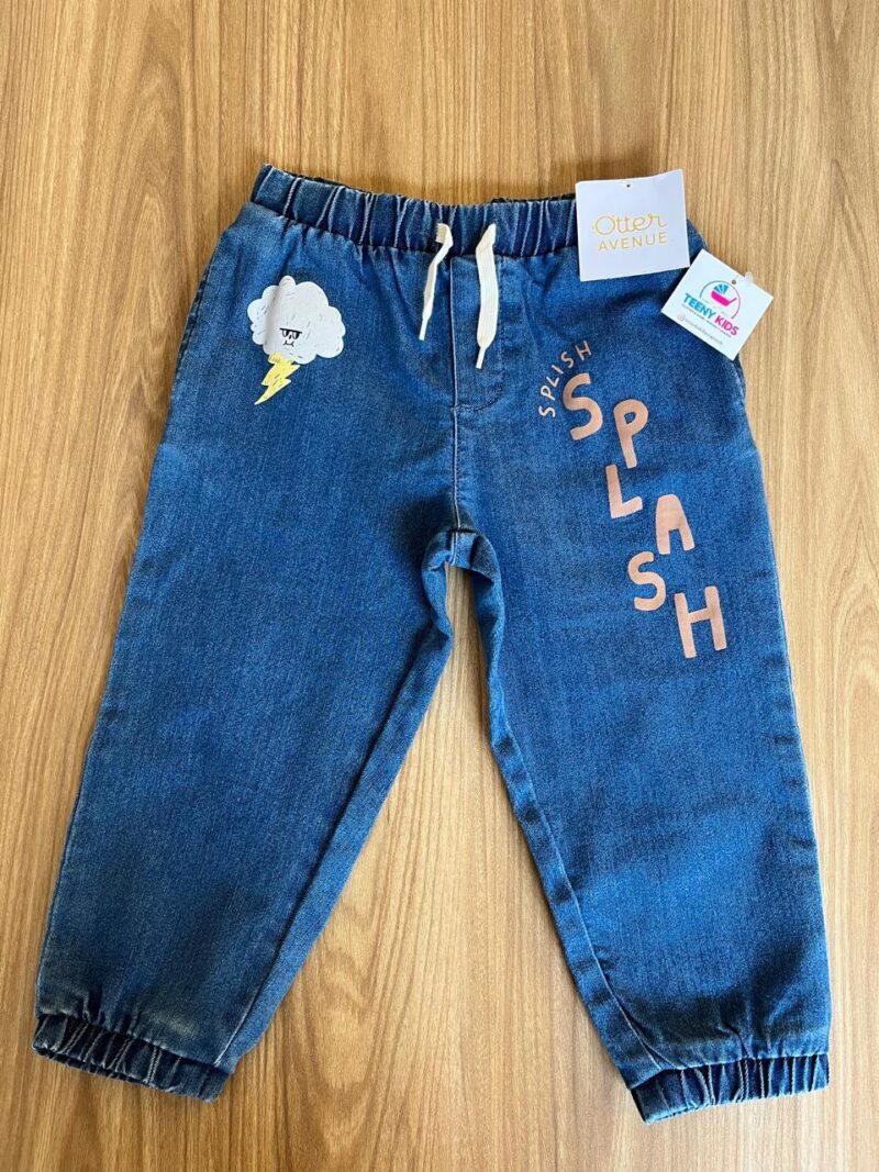 Jean tipo jogger azul letras over avenue