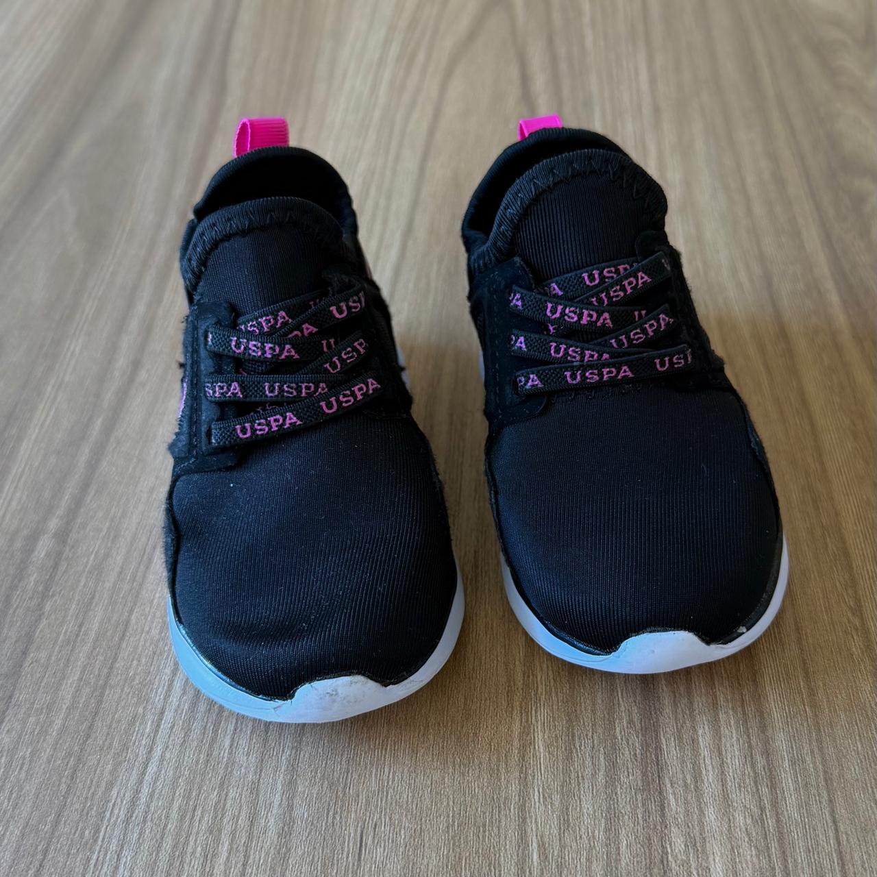 Tenis negros cordones fucsia logo polo1