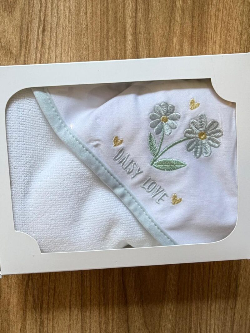 Toalla blanca con capucha, flores azules y letras bordadas
