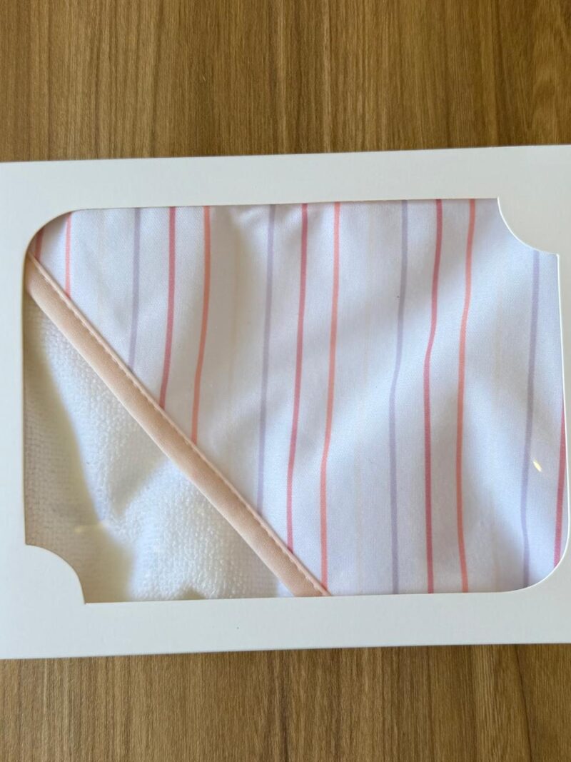 Toalla Blanca con Capucha blanca  y líneas rosa, naranja y lila