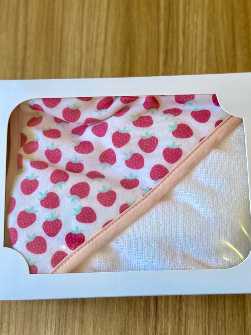Toalla Blanca con Capucha con fresas rojas