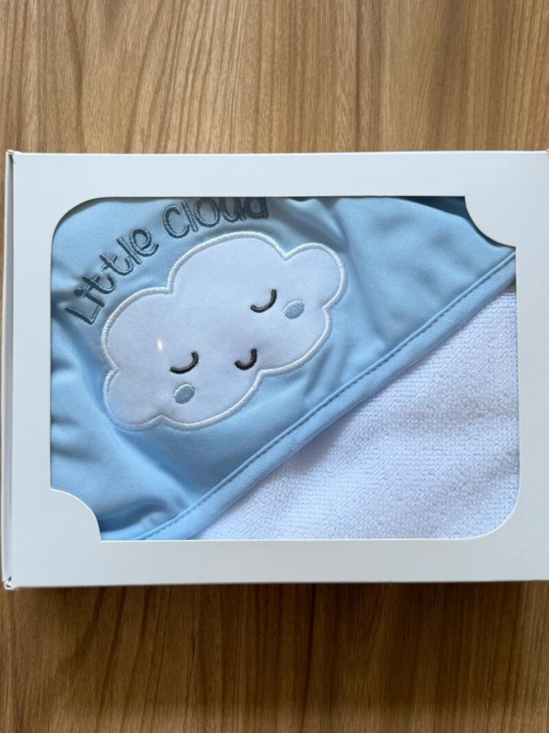 Toalla blanca con capuchita con nube blanca y letras azules bordadas