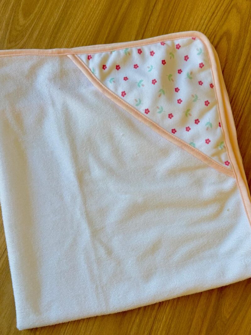 Toalla blanca con Capuchita con flores fucsias y rosadas