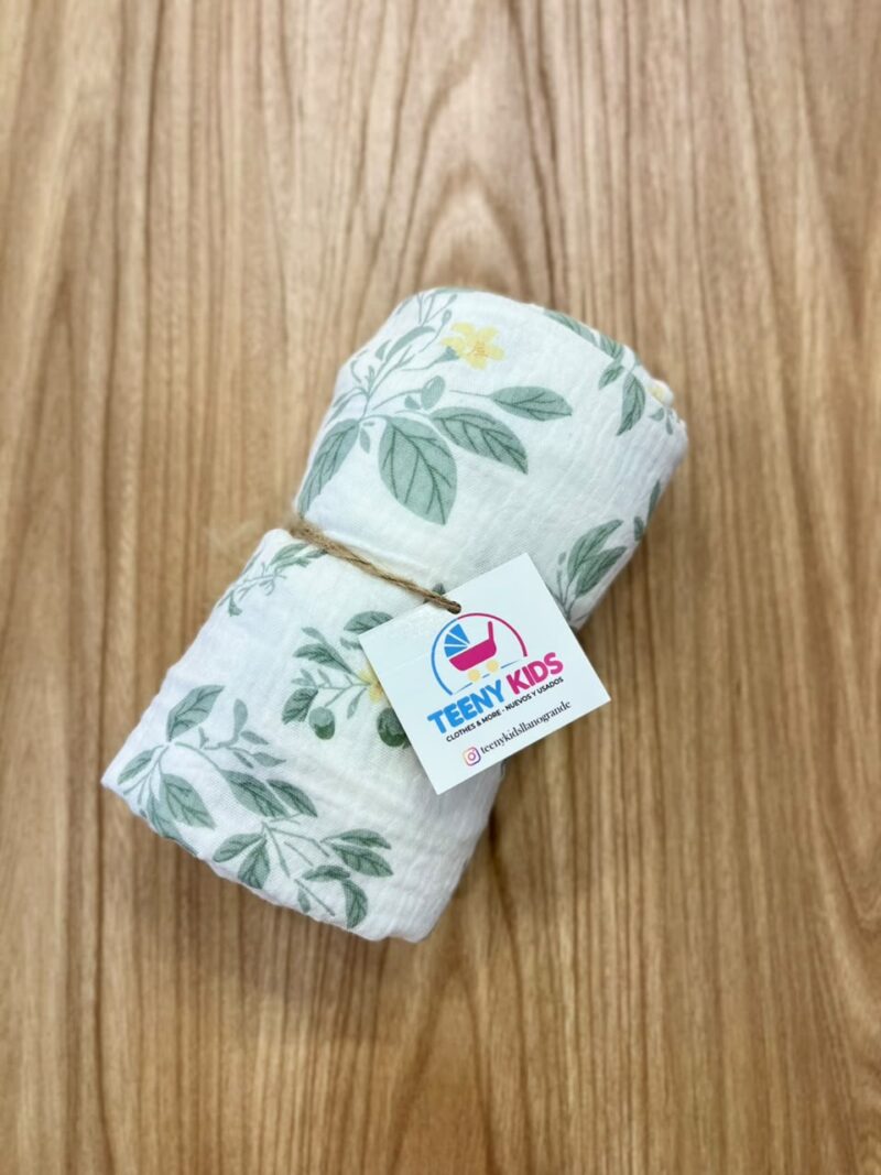 Muselina blanca flores