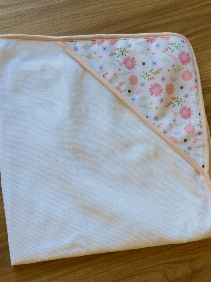 Toalla blanca Capucha Flores Rosadas