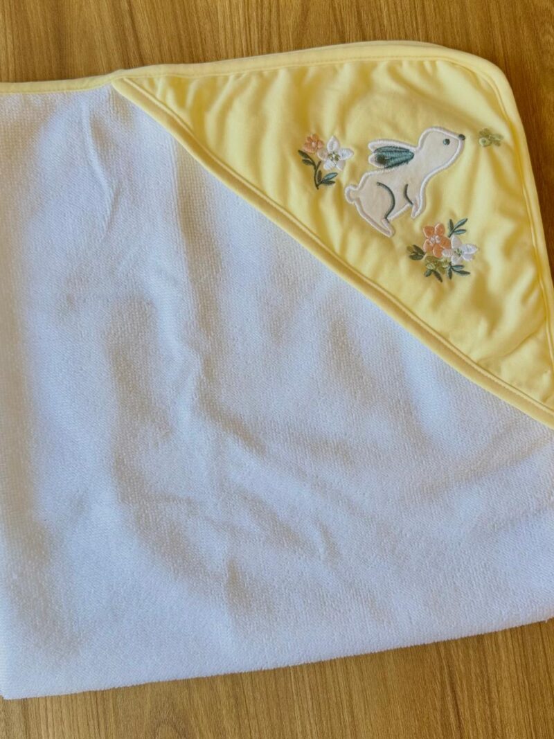 Toalla Blanca Capucha Amarilla Conejo blanco flores